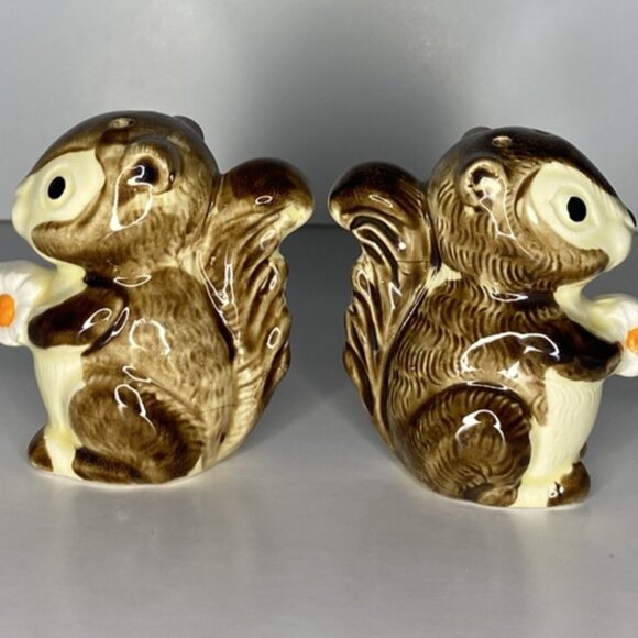 Cute Chipmunks Holding Flower Salt & Pepper Shakers - Picture 2 of 7